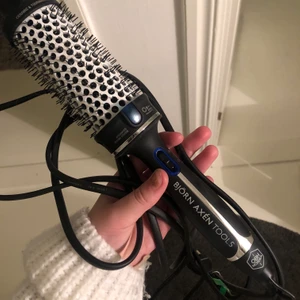 Värmeborste  - Värmeborste från Björn Axén x OBH Nordica. Köpte för inte så länge sedan för 750kr och har inte fått någon användning av den. Buda från 200kr