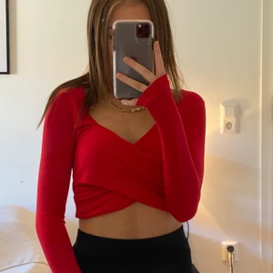 Röd topp - Röd topp jättefin nu till våren!!! Från Prettylittlething i storlek 6 motsvarar en xs/s. Frakt tillkommer ❤️🌹🩸
