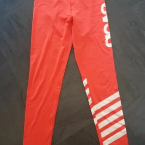 Träningsbyxa SVEA - Rödvita träningsbyxor från SVEA.Strl S.Använd endast en gång,skicket som nya.