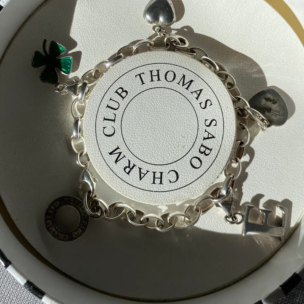 Ett Thomas Sabo armband i äkta silver inklusive 4 berlocker. Nypris för endast armbandet (utan berlocker) är 499 kr. Jag bjuder på frakten.. Accessoarer.