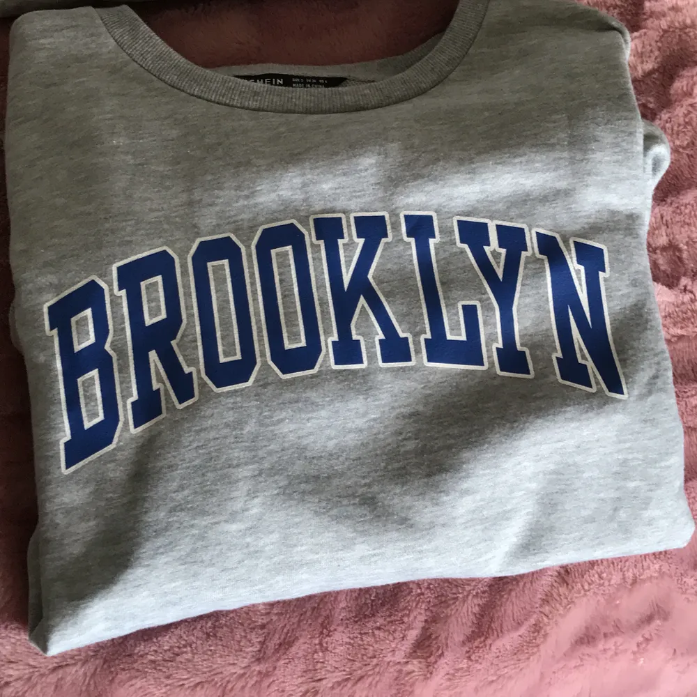 En gant sweatshirt och en college tröja,,, gant tröjan är i storlek 164 cm och i Brooklyn storlek s,, 100kr för båda. Tröjor & Koftor.