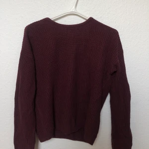 NA-KD tröja - Säljer en tröja ifrån NA-KD som inte längre kommer till användning. Tröjan har en djup urringning i ryggen vilket gör den jöttefin och unik💄 Passar perfekt året om och är i bra skick!🌺