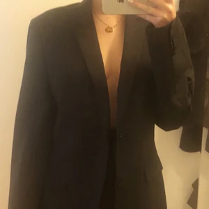Oversized kavaj  - Marinblå kavaj från Bläck, storlek 148 i kostym men passar Ca S-L beroende på vad man vill ha för passform.