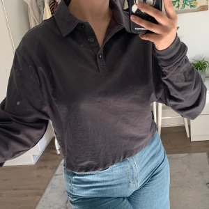 Tröja från Nelly - Snygg mörkgrå tröja från Nelly! Använd ett fåtal gånger, 90kr + frakt!