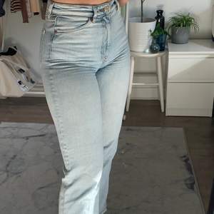 Snygga jeans från Monki i mom jeans modell! Jeansen är i mycket bra skick, 190kr + frakt. Jeansen har storleken 25! Jag är 165cm och jeansen går ungefär ner till fötterna på mig!