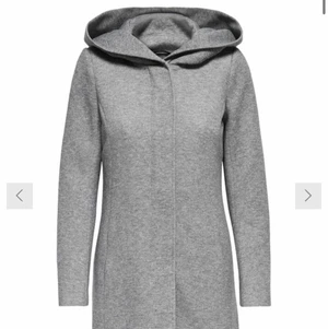 Grå kappa - Mycket fin grå kappa som ser ut som ny med två fickor som man kan sprätta upp.