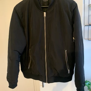 Kort bomberjacka - Andvänt, men fortfarande i fint skick.
