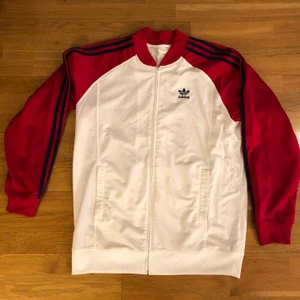Adidas sportig dragkedja tröja - Sportig vintage Adidas tröja. Begagnad i mycket bra skick. 