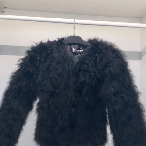 Pälsjacka XS - Säljer min pälsjacka , använd Max 2 gånger. Går att knäppa/stänga med en knapp har lossnat varav billigt pris. Köparen står för frakt. Nypris 1300kr