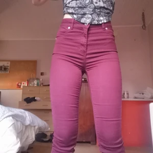 Jeans från märket Nowandthen storlek M - Tighta jeans från märket Nowandthen i en ganska mörk röd färg. Storlek M men jag har S och jeansen sitter bra på mig. Fin passform. I stort sett inte använda så de är i super fint skick! 