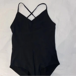 New Yorker Body - 3 olika body’s från New Yorker med korsning i ryggen. Storlek M. Bilderna är lånade från en annan användare här på plick. Säljer pågrund av att dom var lite för stora för mig. 1 för 30 eller alla för 80. Köparen står för frakten. 