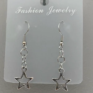 Örhängen - Silverfärgade örhängen med stjärnberlock, dessa har jag själv gjort. Man får med gummi pluppar. 35kr + 12kr frakt. Det finns 4 stycken par i lager