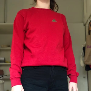 Adidas tröja - Säljer denna röda adidas tröja som är köpt secondhand. Det är storlek xs herr, men skulle säga att den passar xs-m beroende på hur man vill att den ska sitta. Köpare står för frakt