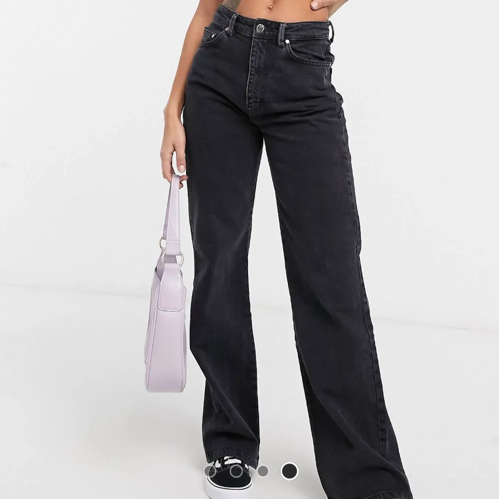 Svarta byxor med tvättad look i trendig 90’s dad modell. Nytt skick, aldrig använda.. Jeans & Byxor.