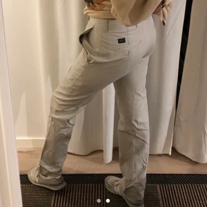 Gråa byxor  - Superfina gråa byxor!🖤 Köpt på second hand och är endast använda ett fåtal gånger, toppen skick!!☺️ Jag är 170cm, hör gärna av dig ifall du har några frågor💕 Köparen står för frakt.