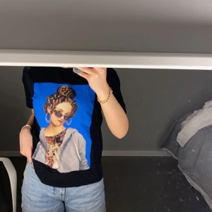 Cool t-shirt  - Yttligare en as najs t-shirt som har en oversized fit, använd fåtal gånger och väldigt fint skick. Frakten står köparen för, skriv som du har frågor 🥰