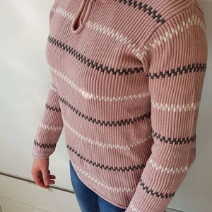 Stickad tröja, storlek S - Stickad rosa tröja med svarta och vita ränder. Frakten är inkluderad i priset som står