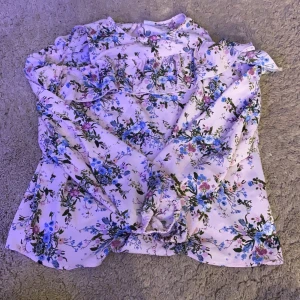 En blus från lindex - Säljer för den inte kommer till andvädning 