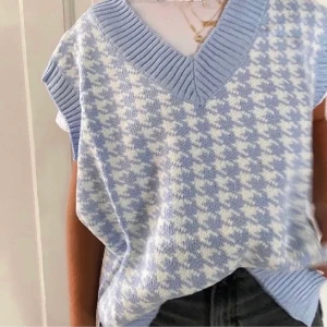 Väst - Säljer denna supersnygga oversized västen i nyskick. Kan mötas i Malmö, annars står köparen för frakten 🥰💕