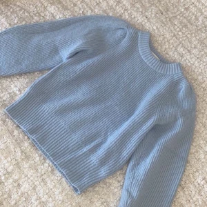 Stickad tröja - Jättefin stickad tröja från Monki som passar jättebra nu till våren! Säljer pga att den inte kommer till användning löngre men skulle säga att den är i nyskick💓