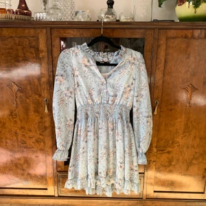 Sommarklänning  - Söt sommarklänning från Bikbok i storlek XS, mitt pris: 100kr + frakt 🍓