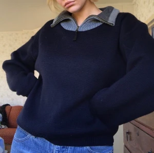 Snygg tjocktröja - Så najs tjocktröja med härlig krage! Har ett syntetaktigt innerfoder❤️ Perfekt oversized fit på mig som är en S/M☺️ Aningen nopprig men det är inget som inte går att åtgärdas💓