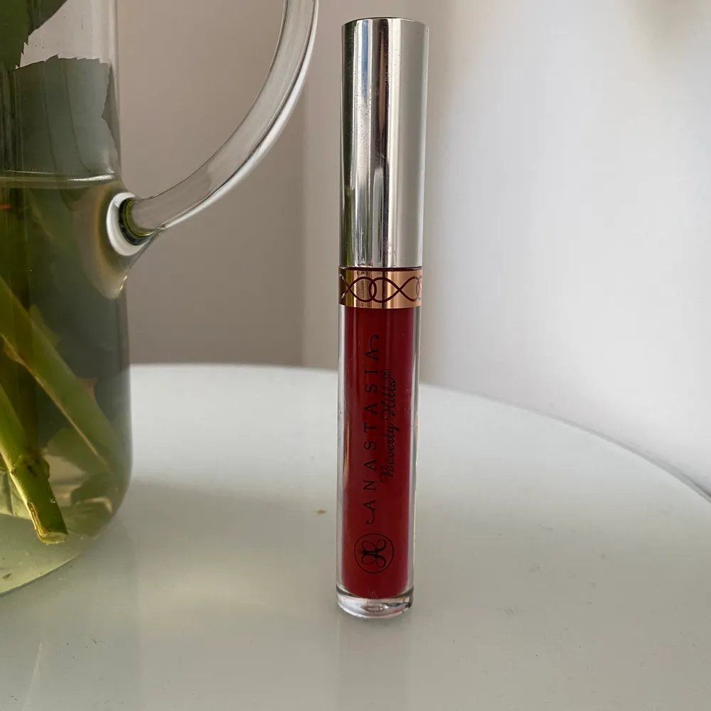 Anastasia Beverly Hills Liquid Lipstick i förgen Sarafine. Endast öppnad för swatches. Originalpris 230kr.. Skönhet.