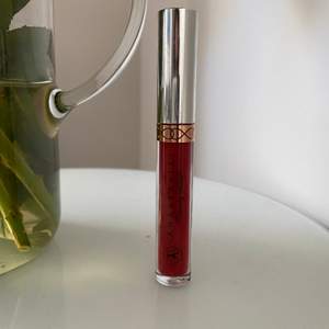 Anastasia Beverly Hills Liquid Lipstick i förgen Sarafine. Endast öppnad för swatches. Originalpris 230kr.