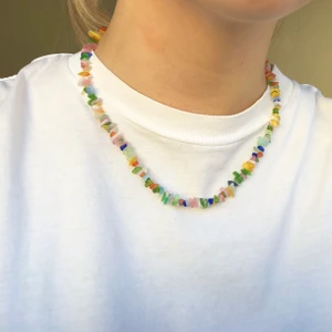 Halsband med stenar - Jättefint halsband med färgglada stenar💖