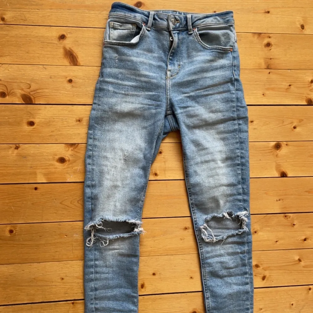 Sköna och snygga jeans med hål och lite slitningar! Perfekta vårbyxor! Dem är i bra skick och är i bra matrieal.💗 . Jeans & Byxor.