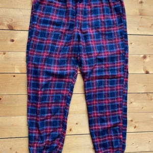 Mjukisbyxor  - Fina mjukisbyxor med rosett i fram. Bra kvalite och skick trotts att den är väl använda. Jag är 1,67 lång och byxorna slutar under fotknölen på mig!💗