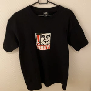 Obey t-shirt, strl m. - Relaxed t-shirt från obey i strl M. Bra skick förutom små sprickor i trycket.