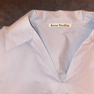 Oanvänd Acne Studios skjorta!  - Säljer min ljusblåa skjorta från Acne som är helt oanvänd ✨ köparen står för frakten!