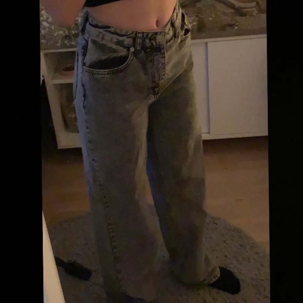 ett par skitsnygga jeans från monki💗 Sitter baggy på mig som brukar ha 34. Jag är 168 och dem är relativt långa på mig. Jeansen är hightwaisted. Jeans & Byxor.