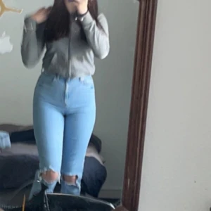 Asos tall jeans strl 28/38 - Jeans i modell tall från Asos i strl 28/38 motsvarar M och 38 i längd jag själv är 1,72 och som ni ser är de väldigt långa på mig jag säljer dessa pga att jag råkade beställa två par detta paret är aldrig använt bara testat på. Skriv Järva för mer beskrivning elelr fler bilder