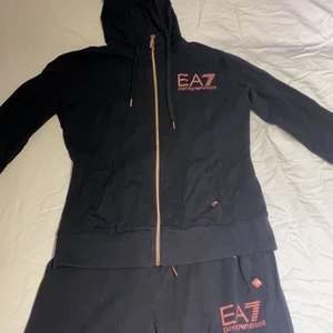 Armani sett i storlek S  - Säljer detta fina Armani setet i storlek S. Har använt den minst två gånger. Skriv till mig privat om du är intresserad💞