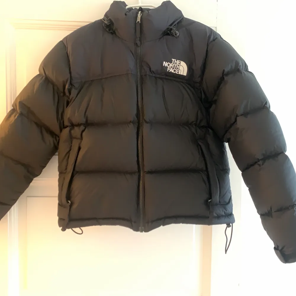 The North Face 1996 Retro Nuptse jacka. I storlek M dam, passar XS-M dam beroende på vilken passform man vill ha. Jag är storlek XS/S och 170 cm för referens💘 Jag är snabb på att svara och gör gärna en snabb affär🥰. Jackor.