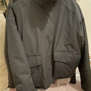 Jacka &Other Stories - Svart jacka från @Other Stories med hög krage. Använd ca 2-3 gånger. Stl XS. Nypris - 1450kr. 