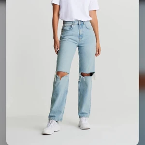 90s high waist jeans - Säljer dessa helt nya byxor då dom var för stora🥲 Skulle mer säga att det är en 38 än en 36. Budgivning om fler är intresserade. Nypris: 599:-