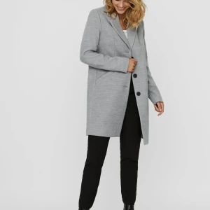 Vermo Moda kappa - Säljer denna jätte fina kappa från Vero Moda då den blivit lite för liten och därför inte används😥 På Zainadine säjs den för 649,95 och mitt fris är 250, storlek S. Skriv vid fler bilder eller frågor🥰 :2 lånade bilder