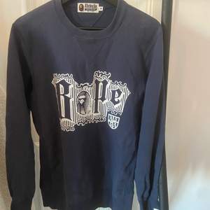 Säljer nu min snygga BAPE sweatshirt, köpt från sneakershyllan i Göteborg för länge sedan, kvittot har jag tappat bort. Den är i storlek M 