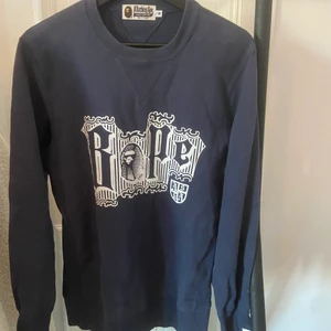 Bape sweatshirt - Säljer nu min snygga BAPE sweatshirt, köpt från sneakershyllan i Göteborg för länge sedan, kvittot har jag tappat bort. Den är i storlek M 