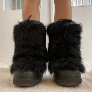moon boots - ”moon boots” från vagabond med svart päls (ej äkta). använda en vinter och i fint skick, förutom något skav inne i skon. supervarma och passar allt från 38-41 då det bara är att sätta på sig någon socka om de glappar lite. absoluta favoriter men håller på att flytta och får inte med mig allt:/ jag brukar ha strl 39/40