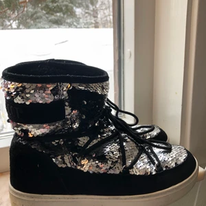 Moon boots - Säljer nu mina coola moonboots med glitter! Jätte populära och eftertraktade skor! ☃️ nypris var 1300 när jag köpte dem. Är det många som är intresserade blir det budgivning! 🤍