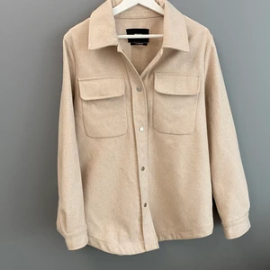 Skön jacka - Fin jacka från bikbok i stl S. Använd 2 gånger men som ny, har ull i sig så den håller värmen bra. Ska den skickas står köparen för frakten.