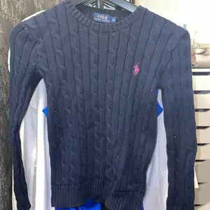 Blå ralph Lauren tröja. Strl XS i ett fint skick. Köptes för ca 3 år sedan. Nypris 1495 säljes för 500kr.