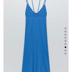 Superfin blå klänning från Zara i storlek XS. Sitter superfint och går att knyta på olika sätt. Perfekt sommardröm eller lite festligare klänning. 💙💙