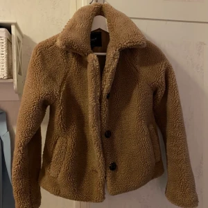 Pälsjacka - Superfin & skön pälsjacka från Only i nyskick. Storlek Xs.