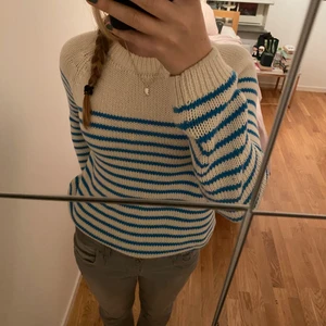 Randig stickad tröja  - Superfin stickad tröja i randigt mönster från zara❤️‍🔥passar verkligen till allt och är så användbar🙏🏽😘Helt slutsåld på hemsidan och butiken och säljs inte längre🦄Säljer för 250