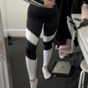 Träningstights - Träningstights köpta på H&M för länge sen men aldrig kommit till användning!